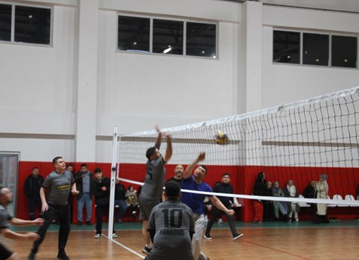 SARUHAN BOLAT VOLEYBOL TURNUVASINDA HEYECAN BAŞLADI