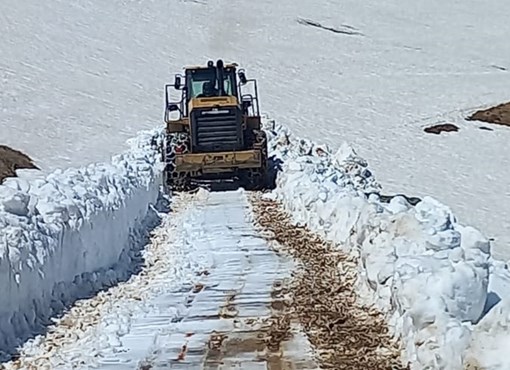 YAYLA YOLLARINDA KAR TEMİZLEME VE YOL GENİŞLETME ÇALIŞMALARI YAPILIYOR