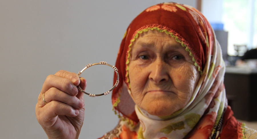HATUN NİNE YOLDA BULDUĞU ALTIN BİLEKLİĞİ BELEDİYEYE ULAŞTIRDI