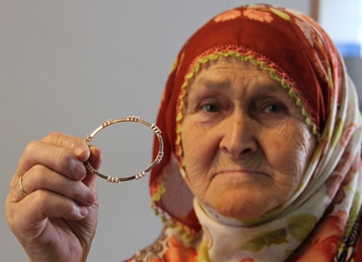 HATUN NİNE YOLDA BULDUĞU ALTIN BİLEKLİĞİ BELEDİYEYE ULAŞTIRDI