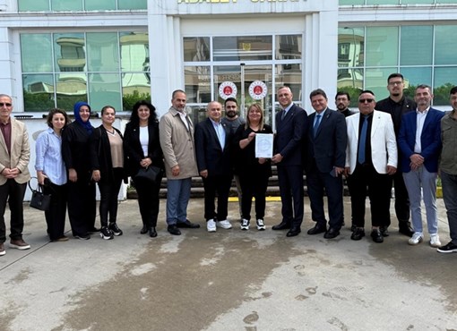 İYİ PARTİ İLÇE BAŞKANI SAADET ÇELİK MAZBATASINI ALDI