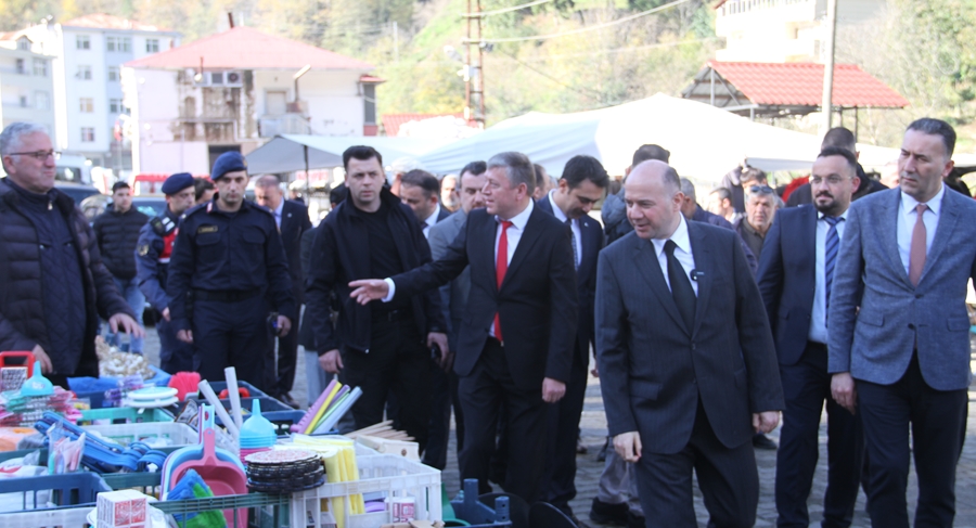 ÜÇTEPEDE PAZAR  ESNAFINI  VE BAŞKAN ÖZTÜRK