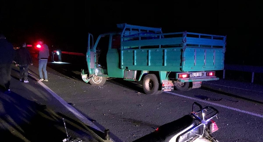 YAĞLIDEREDE MOTOSİKLET iLE KAMYONET ÇARPIŞTI : 2 ÖLÜ