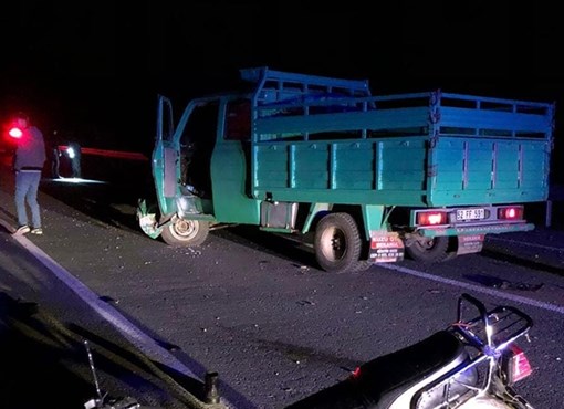 YAĞLIDEREDE MOTOSİKLET iLE KAMYONET ÇARPIŞTI : 2 ÖLÜ