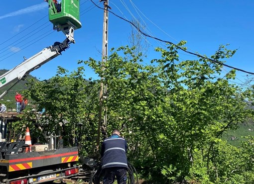 AHALLI MAHALLESİNDE  ELEKTİRK ALT YAPIISINI GÜÇLENDİRMEK İÇİN ÇALIŞMALAR YAPILIYOR