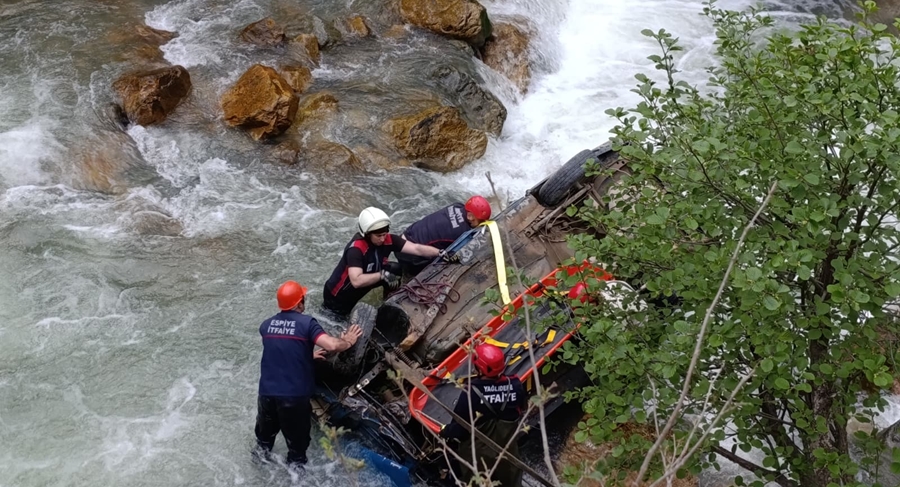 KARADOĞA YAYLA YOLUNDA KAZA: 2 ÖLÜ, 1 YARALI